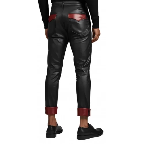 Pantalon homme en cuir d'agneau noir avec revers bas de pantalon et haut poches arrières en agneau bordeaux modèle Nimi