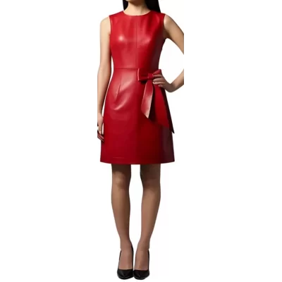 Robe en cuir d'agneau rouge avec un noeud en cuir rouge sur l'avant modèle Mathie