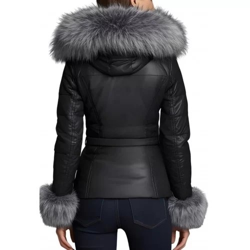 Doudoune courte cuir femme en agneau noir avec capuche bords et manchons poignets en renard argenté modèle Excella