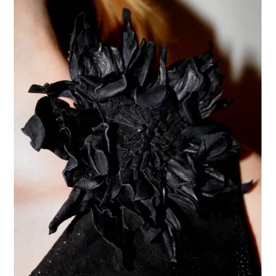 Robe en agneau stretch pailleté couleur noir avec fleur en cuir amovible modèle Dianala 