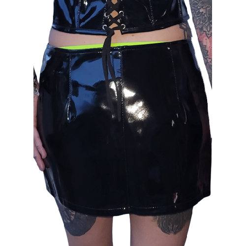 Jupe courte en agneau noir vernis modèle Kamelia