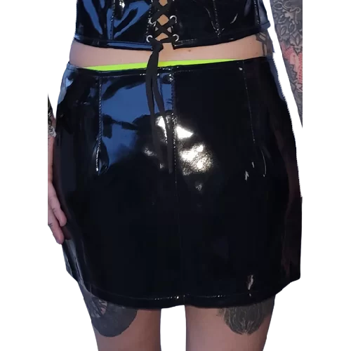 Jupe courte en agneau noir vernis modèle Kamelia