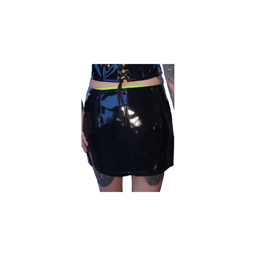 Jupe courte en agneau noir vernis modèle Kamelia