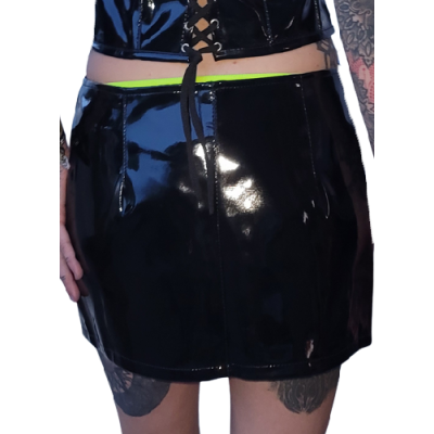 Jupe courte en agneau noir vernis modèle Kamelia