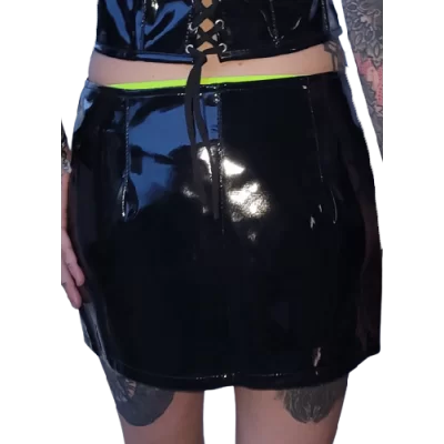 Jupe courte en agneau noir vernis modèle Kamelia