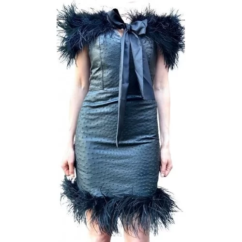 Robe en cuir d'autruche véritable agneau noir et plumes d'autruche véritables modèle Maéla