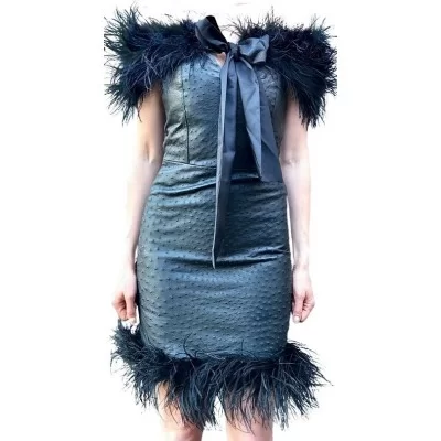 Robe en cuir d'autruche véritable agneau noir et plumes d'autruche véritables modèle Maéla