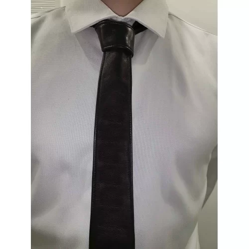 Cravate fine en cuir d'agneau noir existe en 100 couleurs