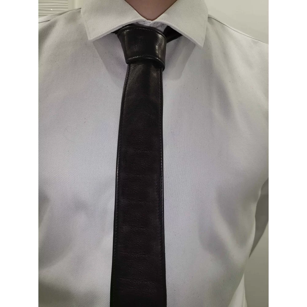 Cravate fine en cuir d'agneau noir existe en 100 couleurs