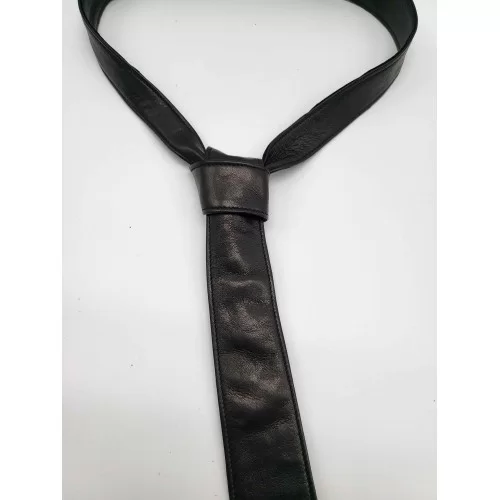 Cravate fine en cuir d'agneau noir existe en 100 couleurs