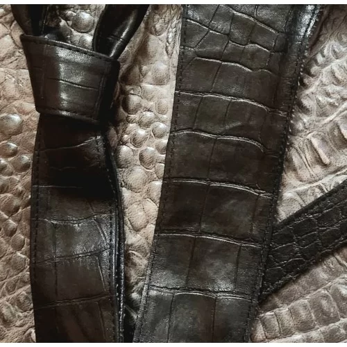 Cravate large en cuir agneau noir impression crocodile largeur au plus large en bas 6cm possibilité autres coloris