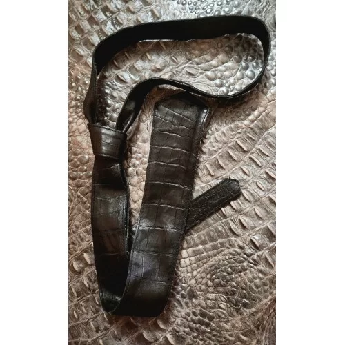Cravate large en cuir agneau noir impression crocodile largeur au plus large en bas 6cm possibilité autres coloris