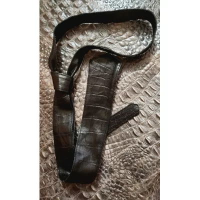 Cravate large en cuir agneau noir impression crocodile largeur au plus large en bas 6cm possibilité autres coloris