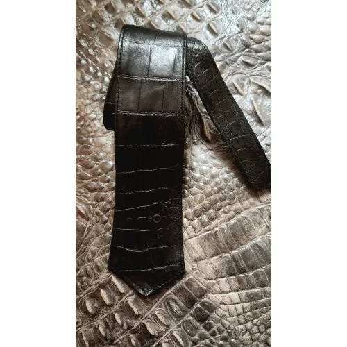 Cravate large en cuir agneau noir impression crocodile largeur au plus large en bas 6cm possibilité autres coloris