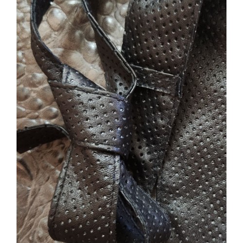 Cravate mi large en cuir d'agneau noir perforé ronds largeur au plus large en bas 5.5 à 6cm possibilité autres coloris