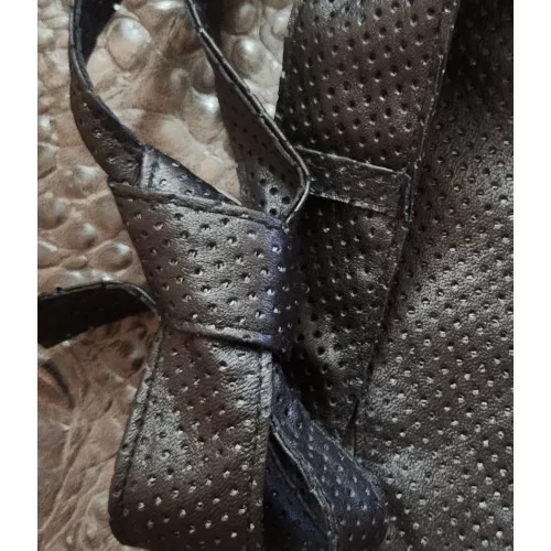 Cravate mi large en cuir d'agneau noir perforé ronds largeur au plus large en bas 5.5 à 6cm possibilité autres coloris