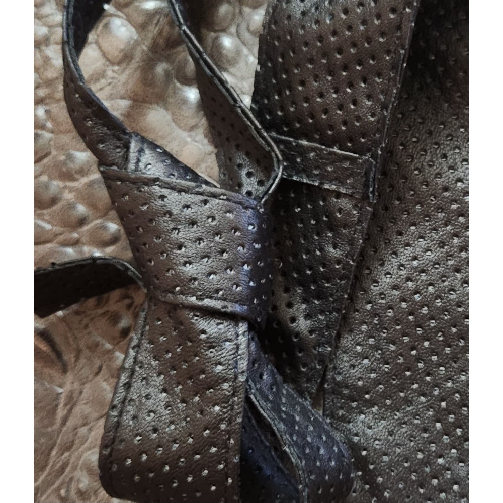 Cravate mi large en cuir d'agneau noir perforé ronds largeur au plus large en bas 5.5 à 6cm possibilité autres coloris