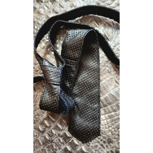 Cravate mi large en cuir d'agneau noir perforé ronds largeur au plus large en bas 5.5 à 6cm possibilité autres coloris