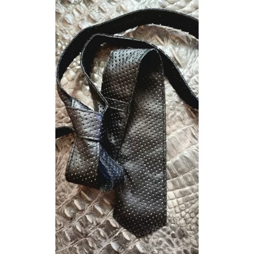 Cravate mi large en cuir d'agneau noir perforé ronds largeur au plus large en bas 5.5 à 6cm possibilité autres coloris