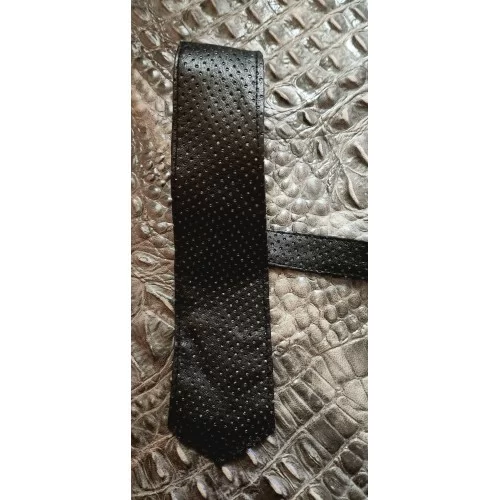 Cravate mi large en cuir d'agneau noir perforé ronds largeur au plus large en bas 5.5 à 6cm possibilité autres coloris
