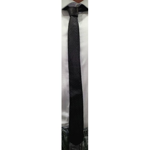 Cravate mi large en cuir d'agneau noir perforé ronds largeur au plus large en bas 5.5 à 6cm possibilité autres coloris