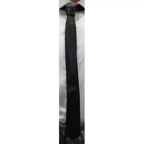 Cravate mi large en cuir d'agneau noir perforé ronds largeur au plus large en bas 5.5 à 6cm possibilité autres coloris