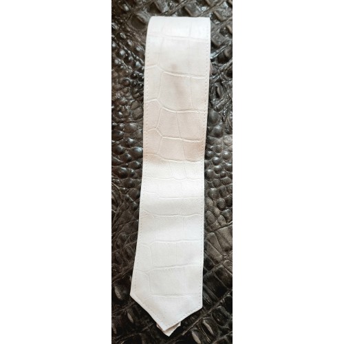Cravate mi large en cuir d'agneau blanc impression crocodile largeur en bas 5.5 à 6cm possibilité autres coloris