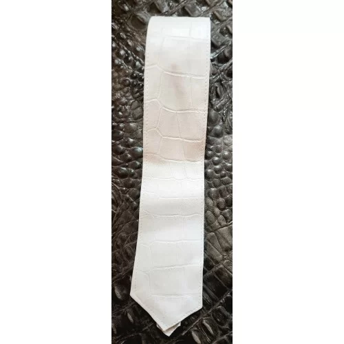 Cravate mi large en cuir d'agneau blanc impression crocodile largeur en bas 5.5 à 6cm possibilité autres coloris