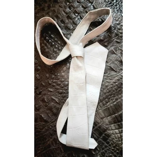 Cravate mi large en cuir d'agneau blanc impression crocodile largeur en bas 5.5 à 6cm possibilité autres coloris