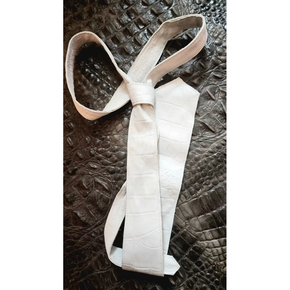 Cravate mi large en cuir d'agneau blanc impression crocodile largeur en bas 5.5 à 6cm possibilité autres coloris