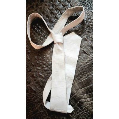Cravate mi large en cuir d'agneau blanc impression crocodile largeur en bas 5.5 à 6cm possibilité autres coloris