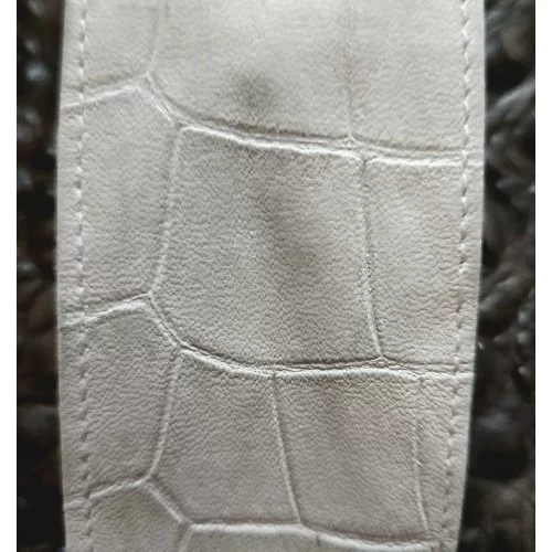 Cravate mi large en cuir d'agneau blanc impression crocodile largeur en bas 5.5 à 6cm possibilité autres coloris