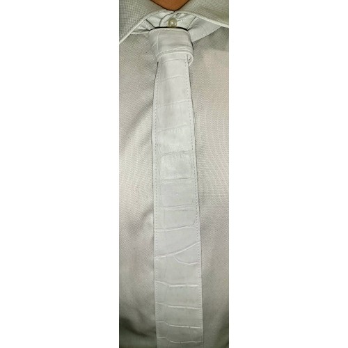 Cravate mi large en cuir d'agneau blanc impression crocodile largeur en bas 5.5 à 6cm possibilité autres coloris
