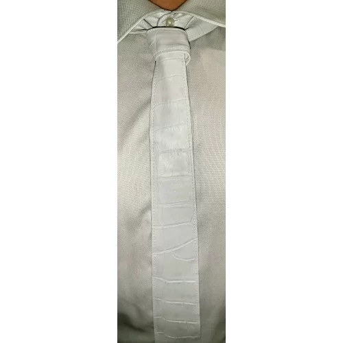 Cravate mi large en cuir d'agneau blanc impression crocodile largeur en bas 5.5 à 6cm possibilité autres coloris