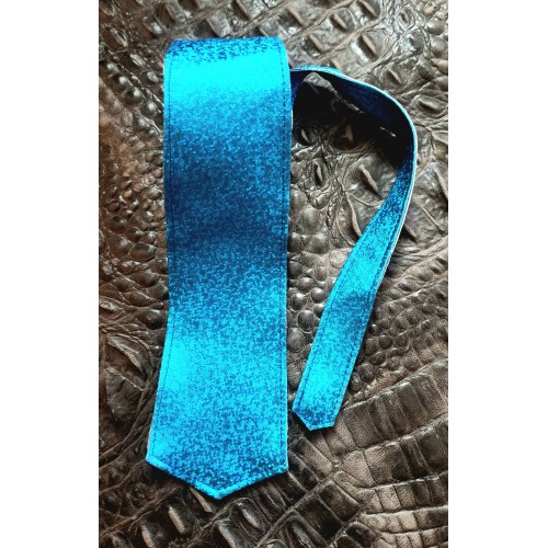 Cravate mi large en cuir d'agneau impression métal bleu largeur au plus large en bas 5.5 cm à 6cm possibilité autres coloris