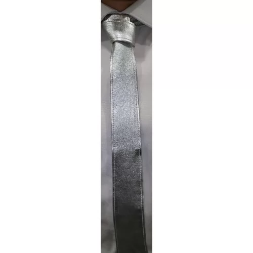 Cravate mi large en cuir d'agneau impression métal argent largeur au plus large en bas 5.5 cm à 6cm possibilité autres coloris
