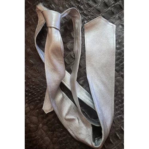 Cravate mi large en cuir d'agneau impression métal argent largeur au plus large en bas 5.5 cm à 6cm possibilité autres coloris