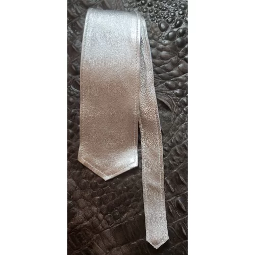 Cravate mi large en cuir d'agneau impression métal argent largeur au plus large en bas 5.5 cm à 6cm possibilité autres coloris