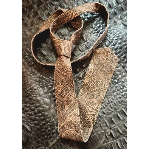 Cravate mi large cuir d'agneau impression cachemire marron largeur au plus large en bas 5.5 cm à 6cm possibilité autres coloris